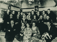 OVI-00001071 groepsfoto toneelver. Voorwaarts maart 1927 op podium Geheelonthoudersgebouw. Bij 10 jarig bestaan?
